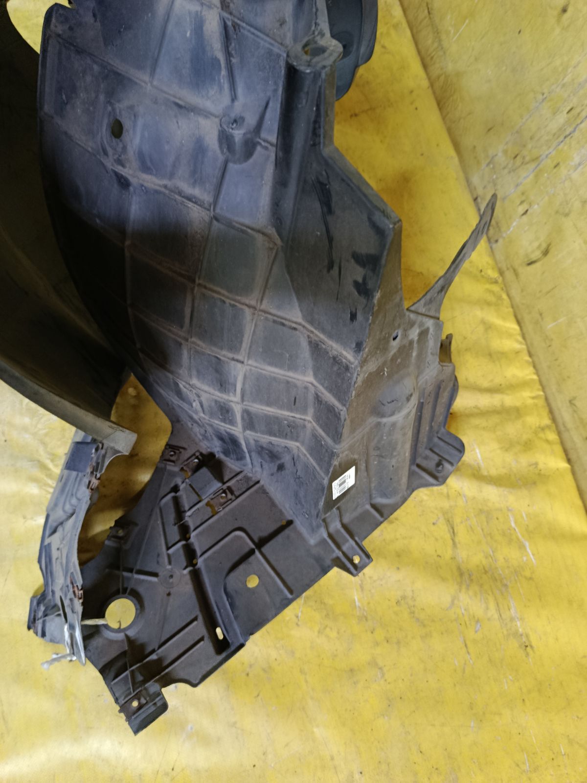 Подкрылок 63843-1U600, 63842-1U600 на Nissan Note E11 HR15DE Фото 6