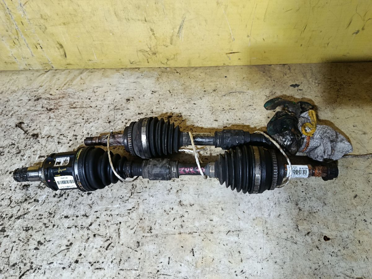 Привод на Toyota Voxy ZRR70G 3ZR-FAE Фото 1