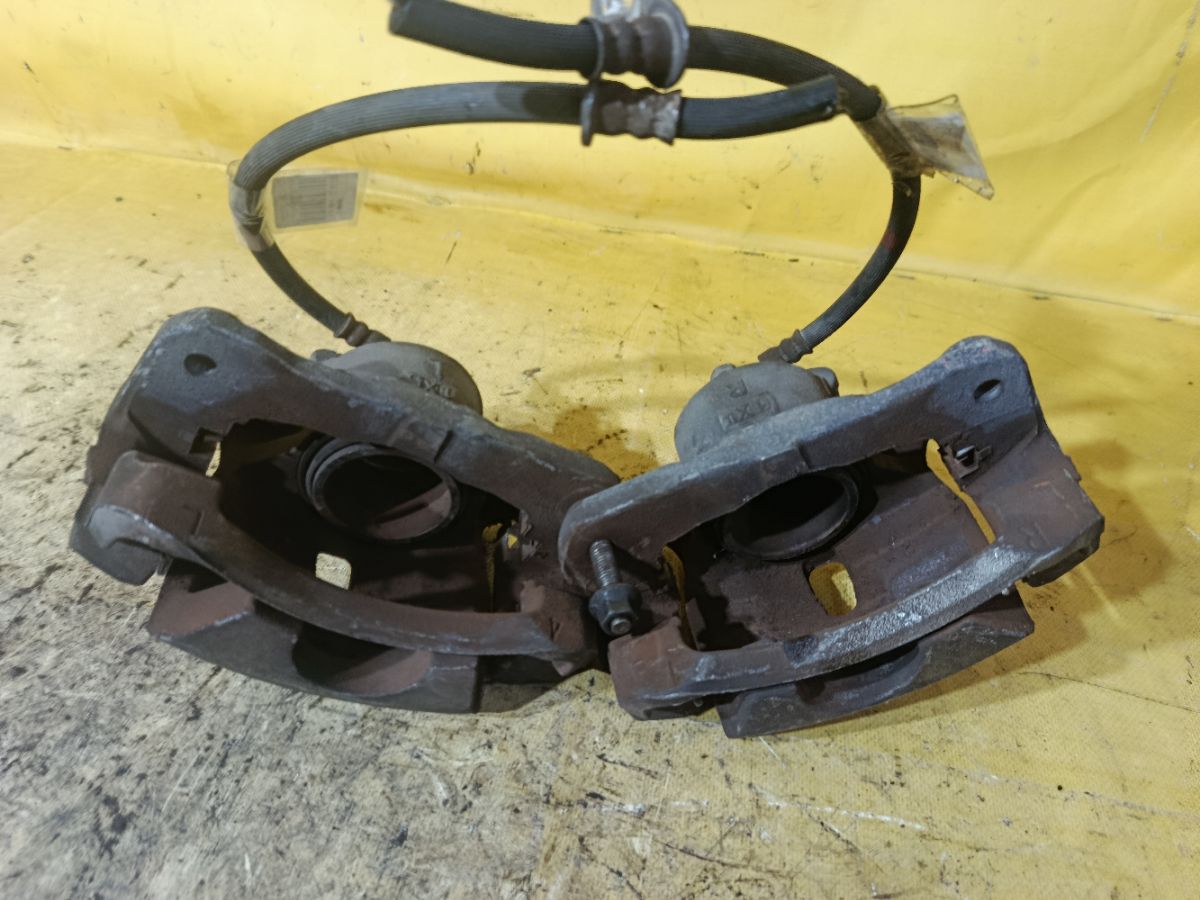 Суппорт на Toyota Voxy ZRR70G 3ZR-FAE Фото 1