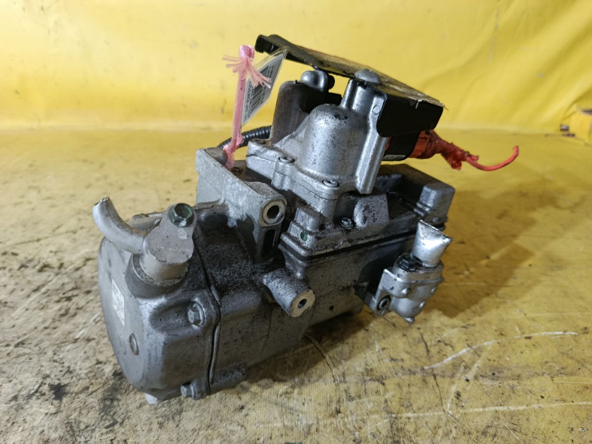Компрессор кондиционера 92600-3NF0A на Nissan Leaf AZE0 EM57 Фото 1