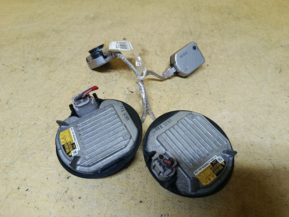 Блок розжига ксенона 85967-22080 на Toyota Noah ZRR70G Фото 3