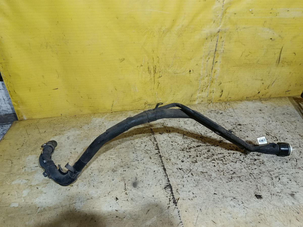 Заливная горловина топливного бака на Toyota Voxy ZRR70G 3ZR-FAE Фото 2