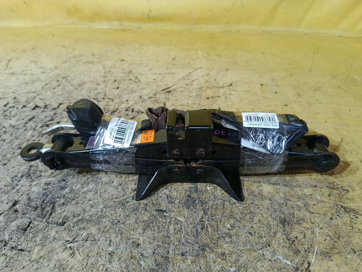 Домкрат на Mazda Demio DE3FS Фото 1