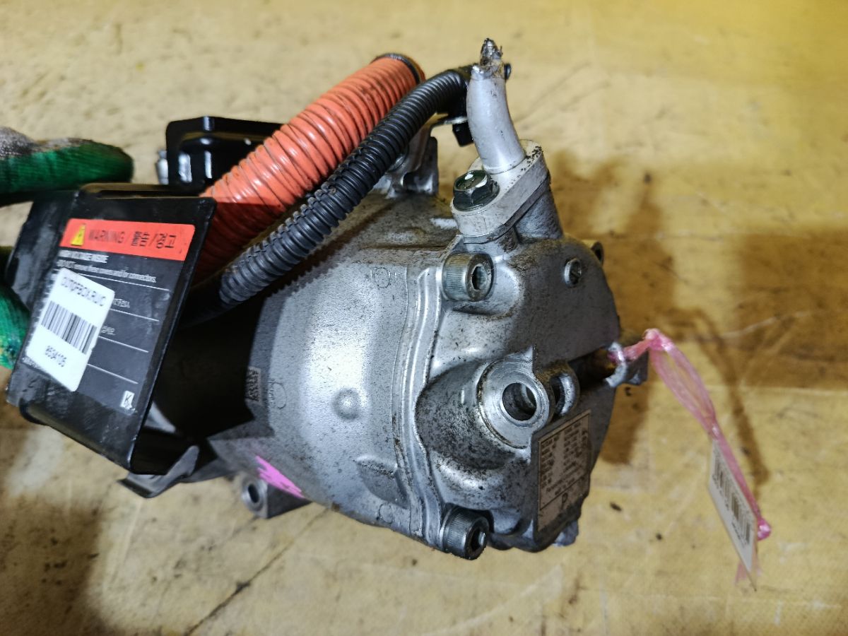 Компрессор кондиционера 92600-3NG0A на Nissan Leaf AZE0 EM57 Фото 3