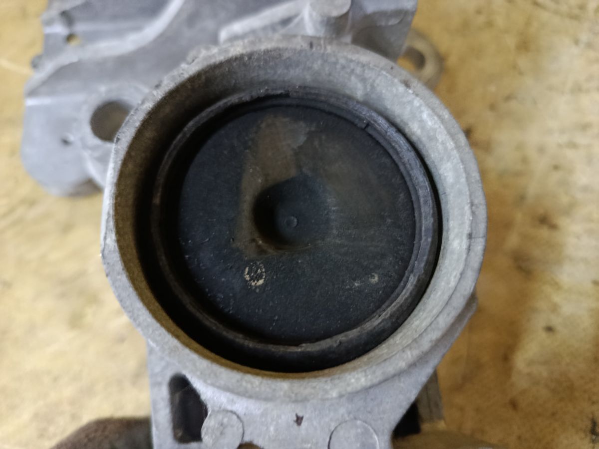 Подушка двигателя на Nissan X-Trail NT31 MR20DE Фото 4