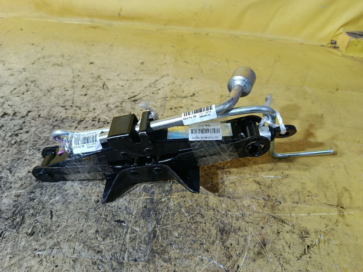 Домкрат на Mazda Axela BLEFP Фото 2