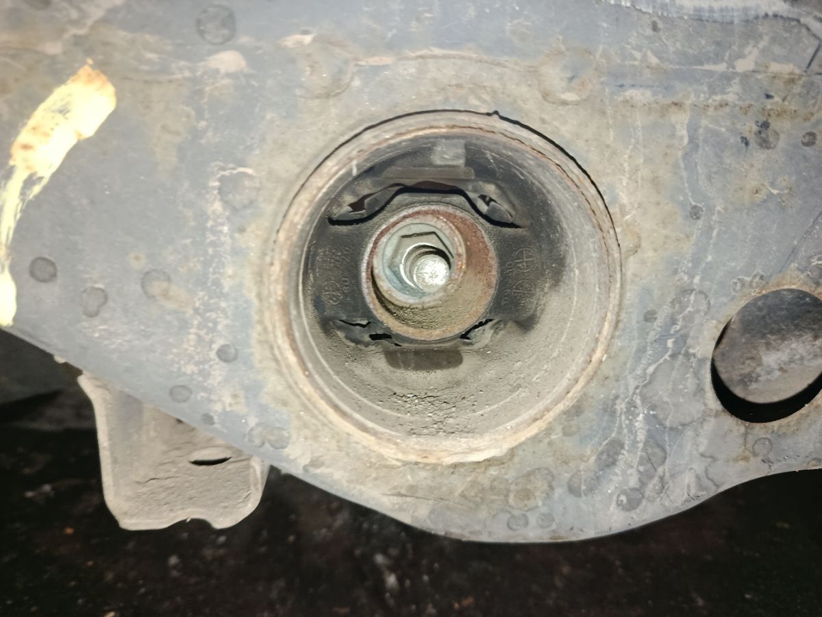 Балка подвески на Nissan X-Trail NT31 MR20DE Фото 7