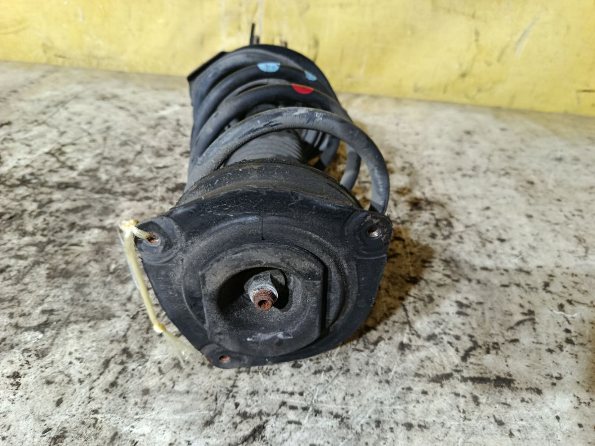 Стойка амортизатора на Nissan Serena C25 MR20DE Фото 6