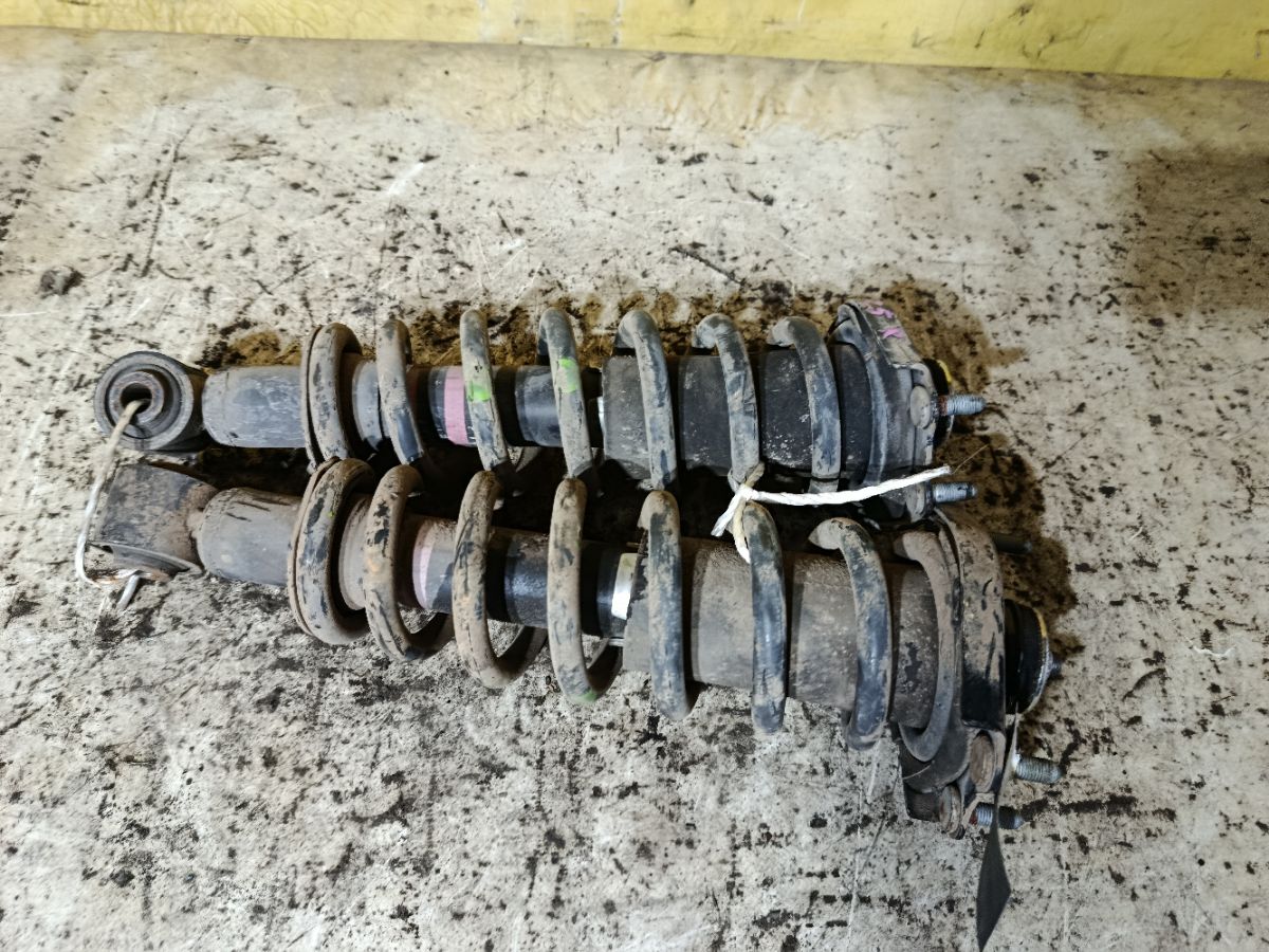 Стойка амортизатора на Toyota Wish ZGE25G 2ZR-FAE Фото 4