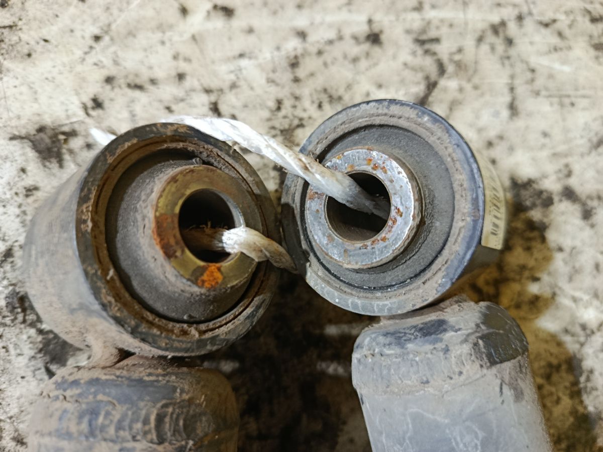 Стойка амортизатора на Toyota Wish ZGE25G 2ZR-FAE Фото 5