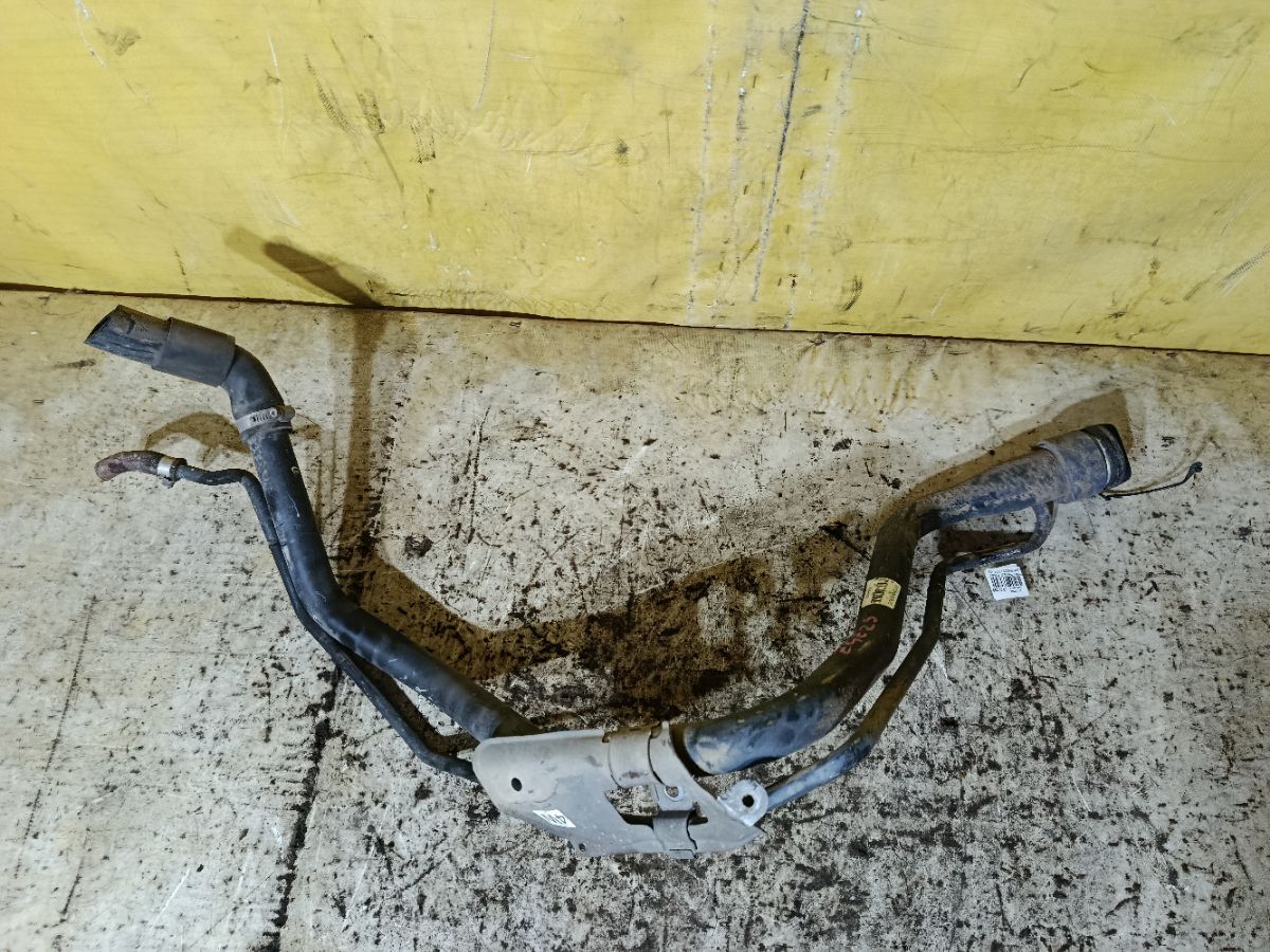 Заливная горловина топливного бака на Toyota Wish ZGE25G 2ZR-FAE Фото 4