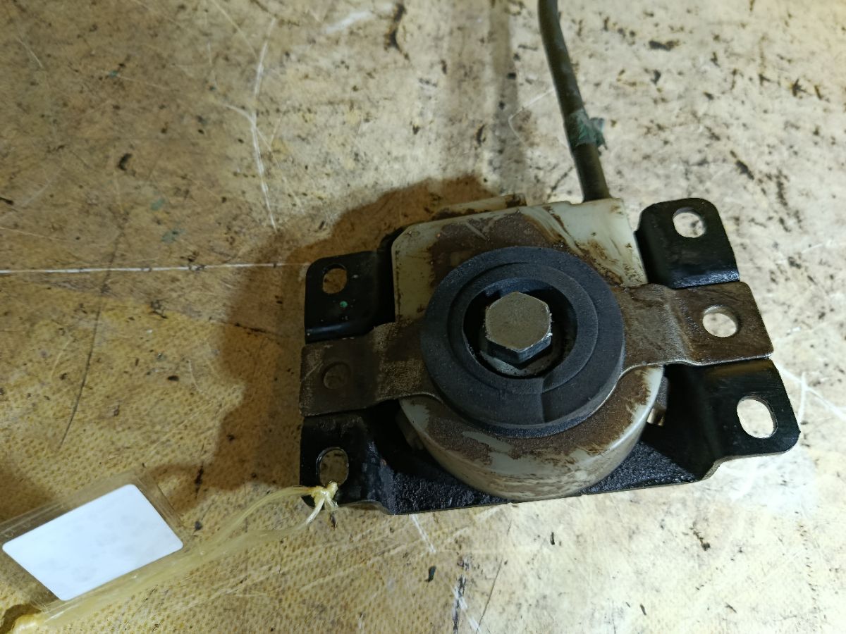 Крепление запасного колеса на Toyota Wish ZGE25G Фото 6