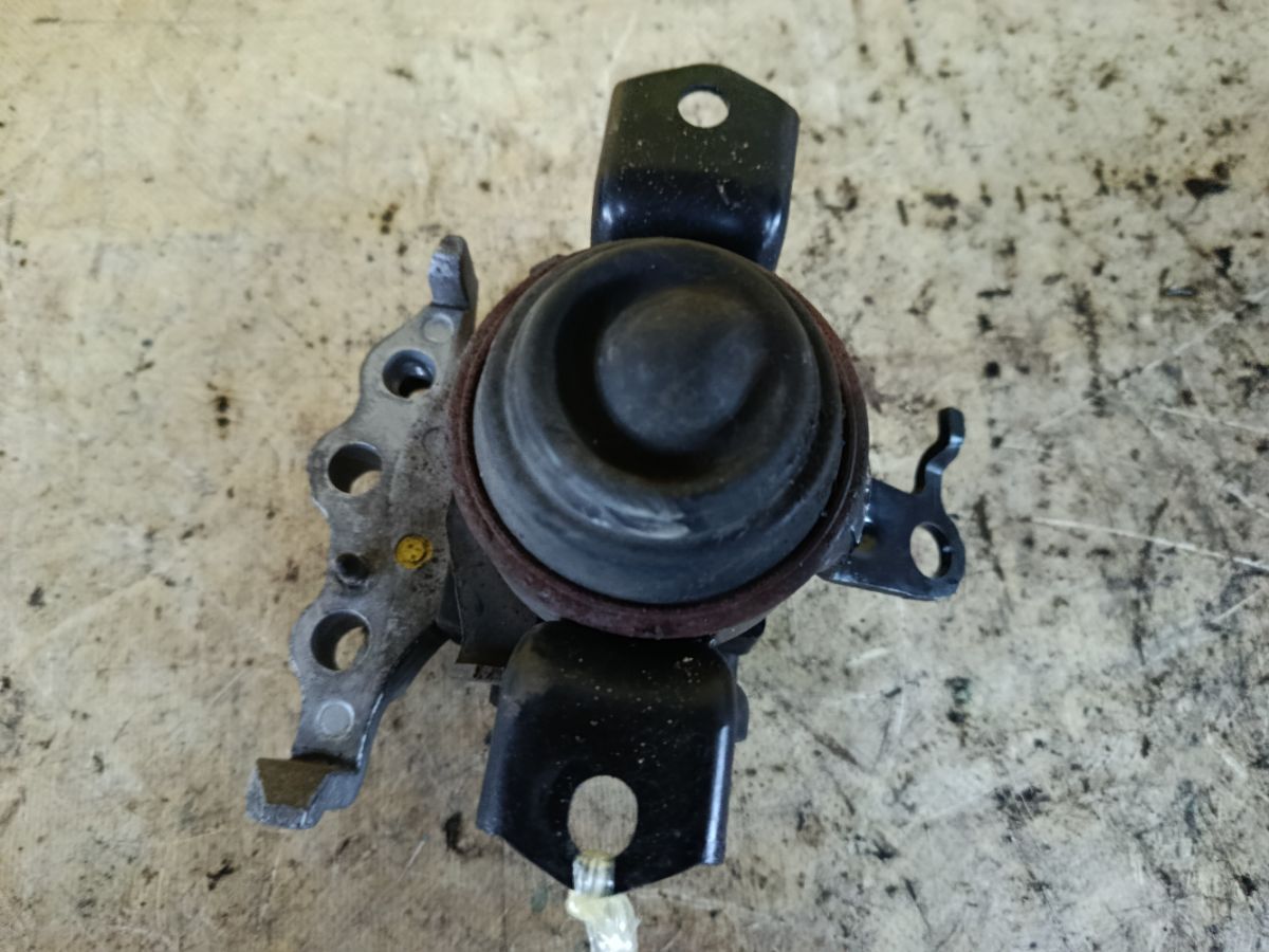 Подушка двигателя на Daihatsu Move LA100S KF-VE Фото 3