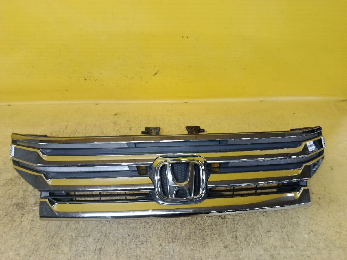 Решетка радиатора 71123-SZW-N01-M1 на Honda Stepwgn RK5 Фото 3
