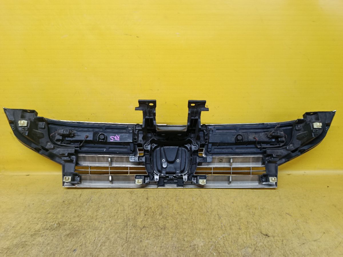 Решетка радиатора 71123-SZW-N01-M1 на Honda Stepwgn RK5 Фото 9