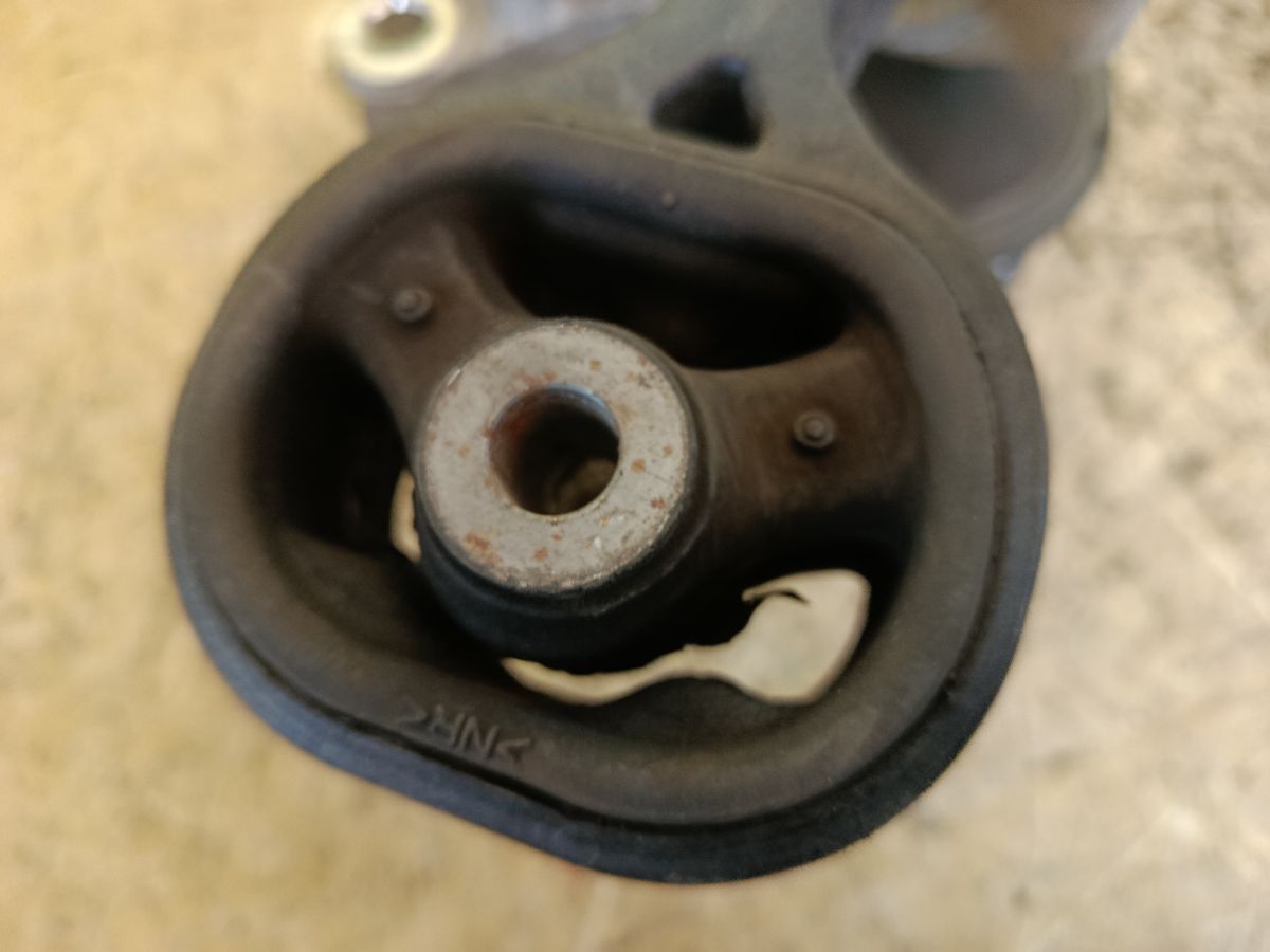 Подушка двигателя на Honda Stepwgn RK5 R20A Фото 4