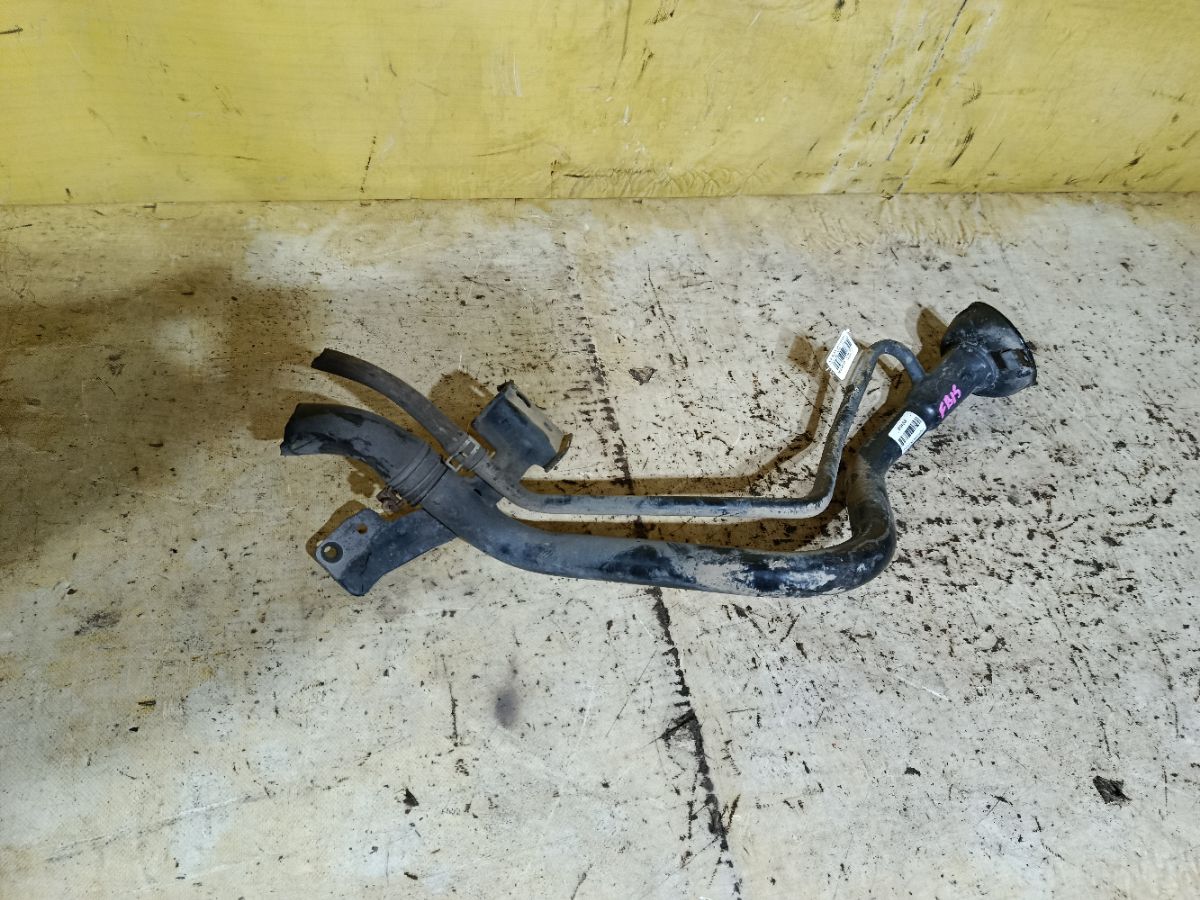 Заливная горловина топливного бака на Nissan Sunny FB15 QG15DE Фото 3