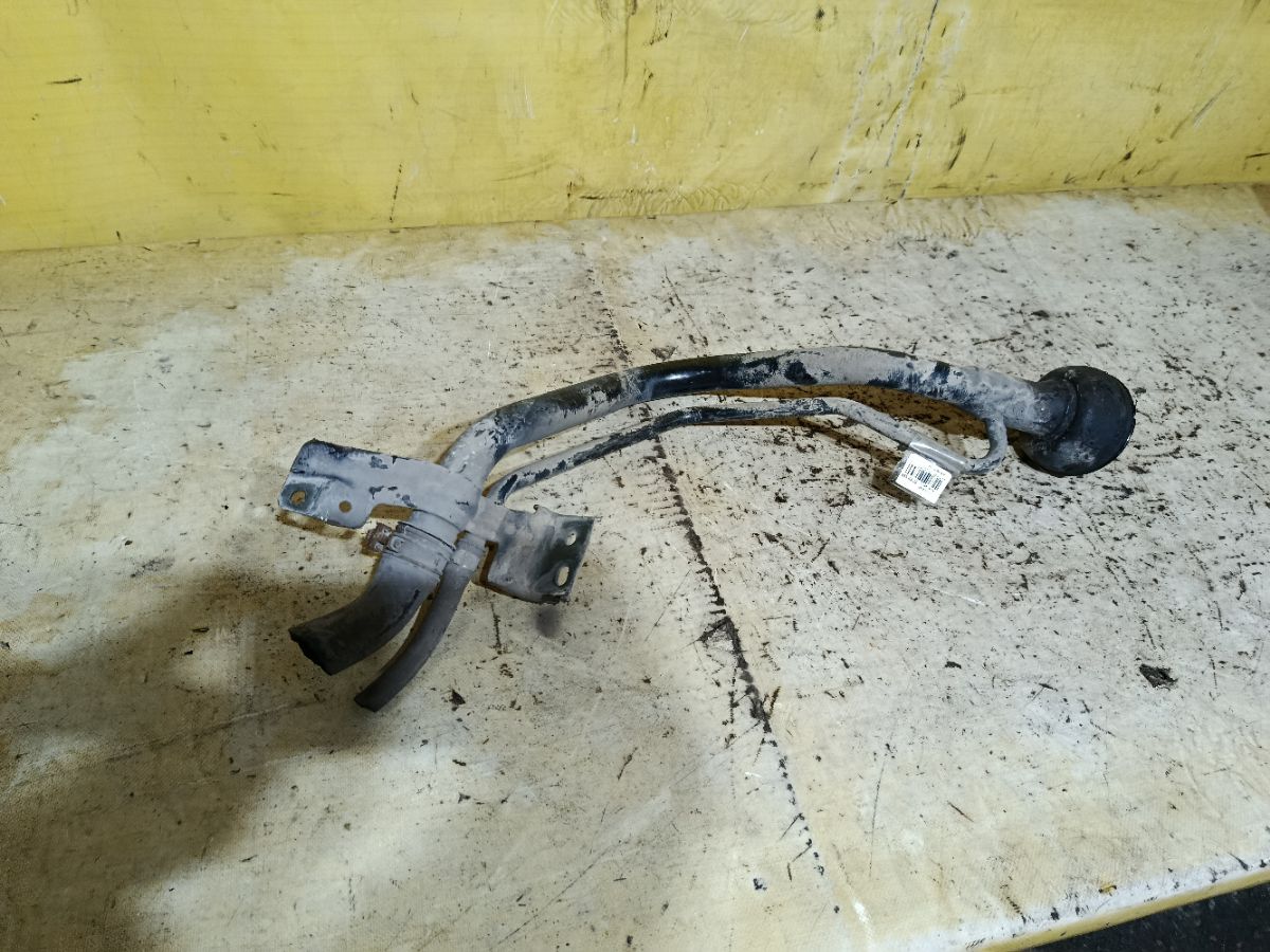 Заливная горловина топливного бака на Nissan Sunny FB15 QG15DE Фото 4