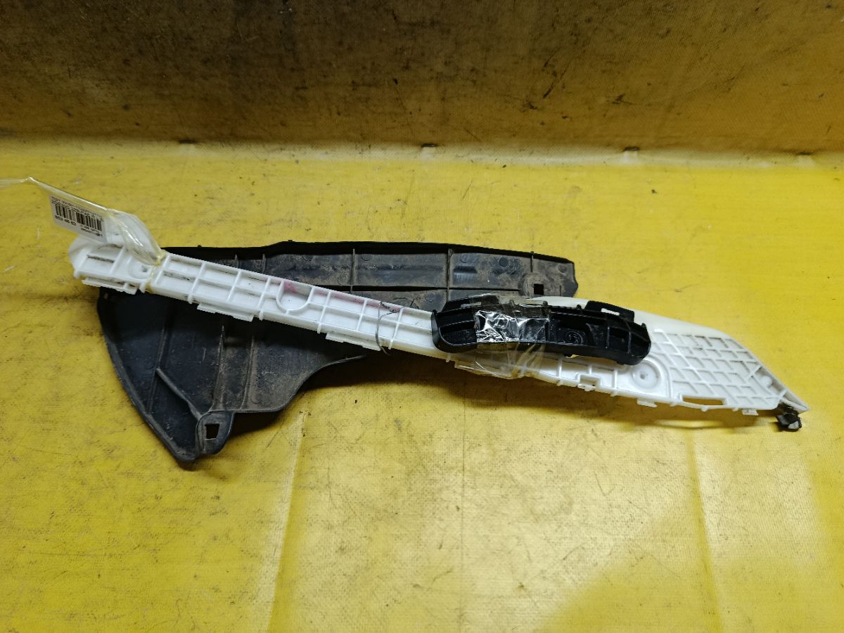 Подкрылок 52153-68030, 52156-68030, 52576-68020 на Toyota Wish ZGE20G 2ZR-FAE Фото 2