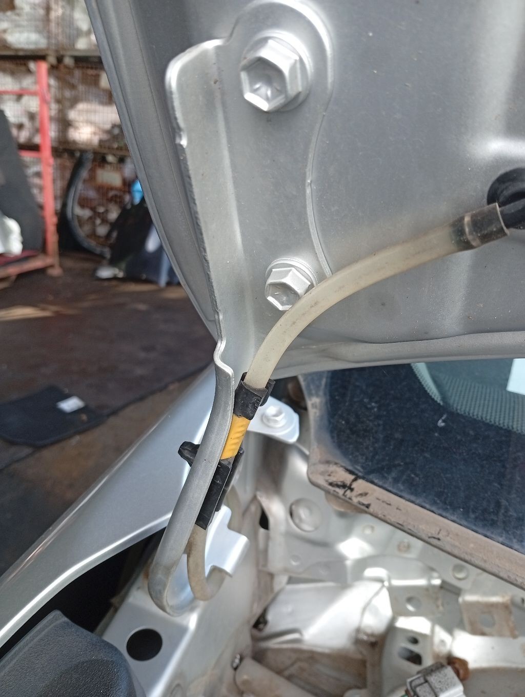 Крепление капота на Toyota Wish ZGE20G Фото 1