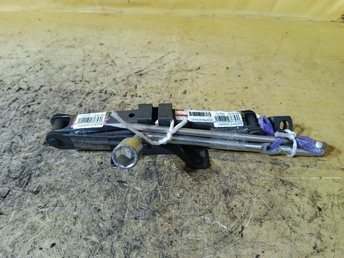 Домкрат на Suzuki Swift ZC72S Фото 2