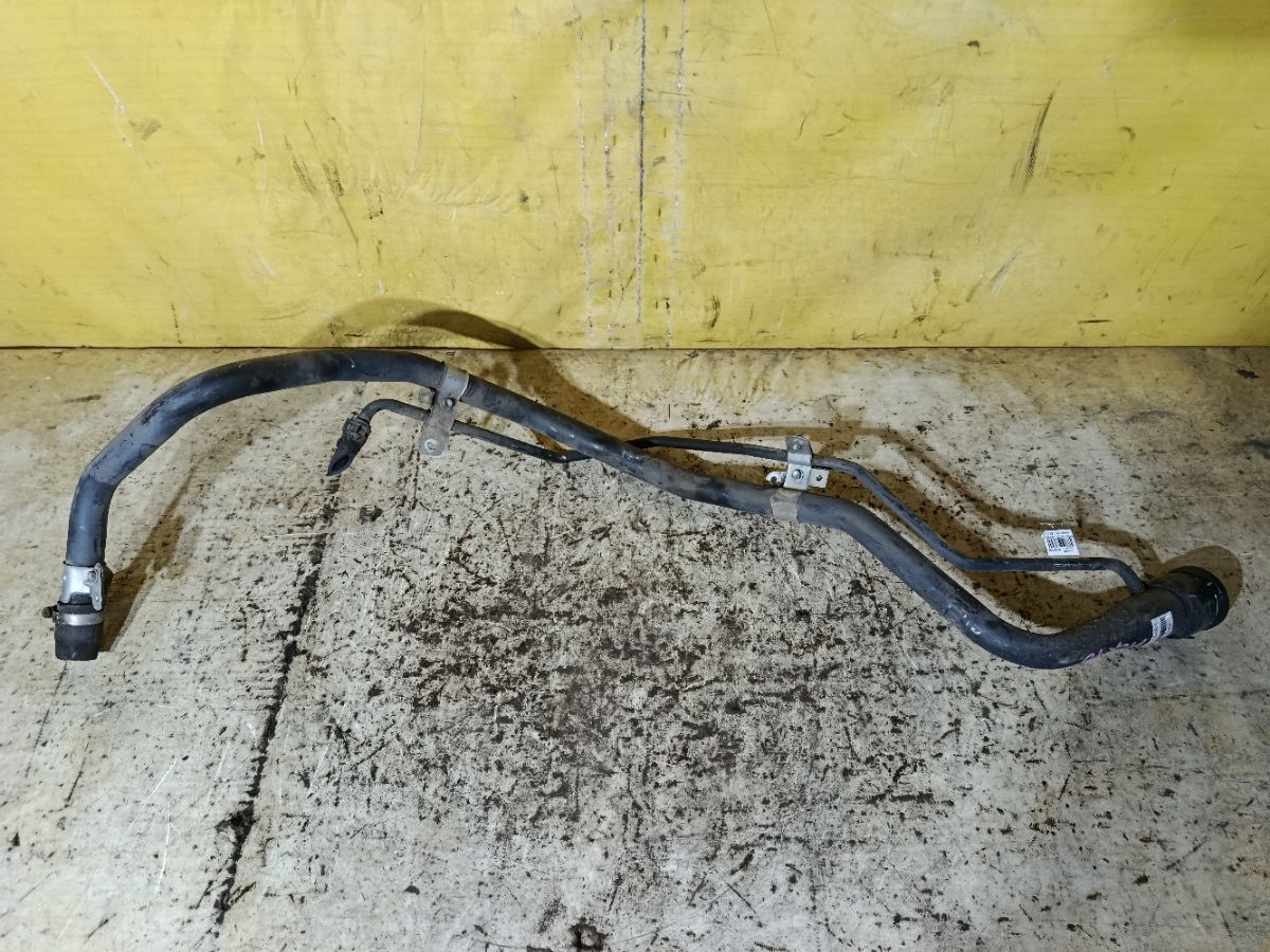 Заливная горловина топливного бака на Toyota Estima ACR40W 2AZ-FE Фото 2