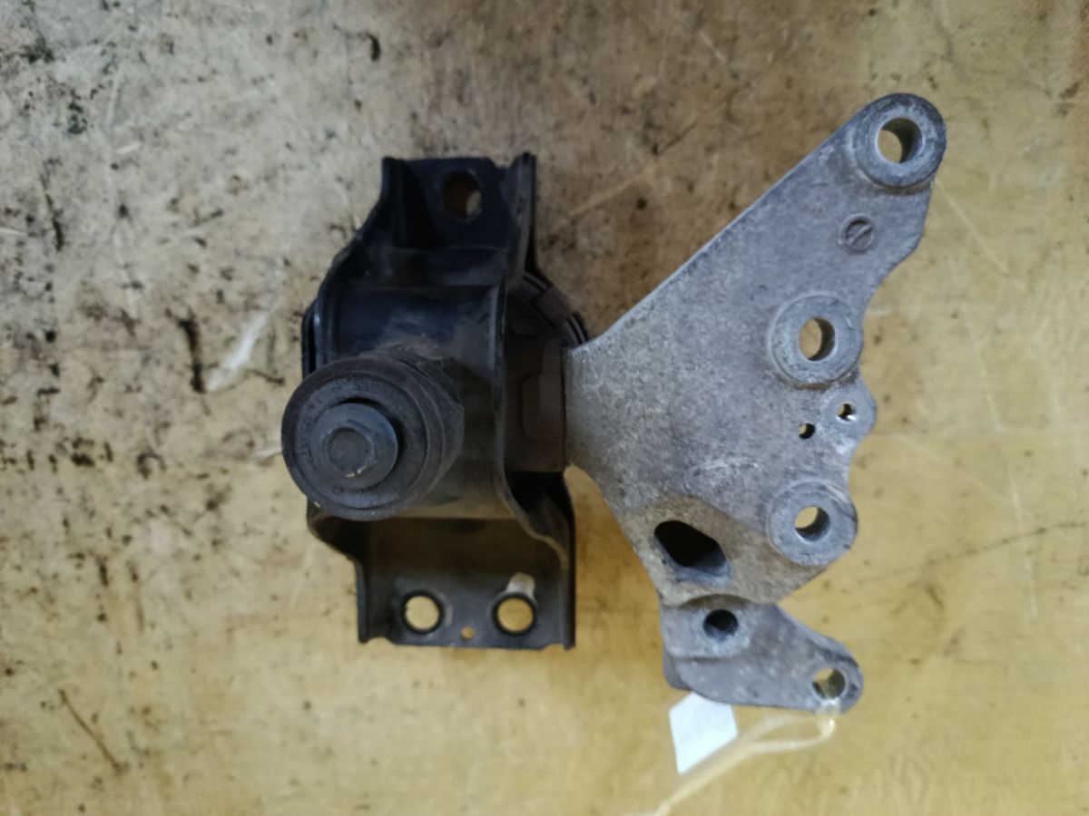 Подушка двигателя на Nissan Serena HC26 MR20DE Фото 2