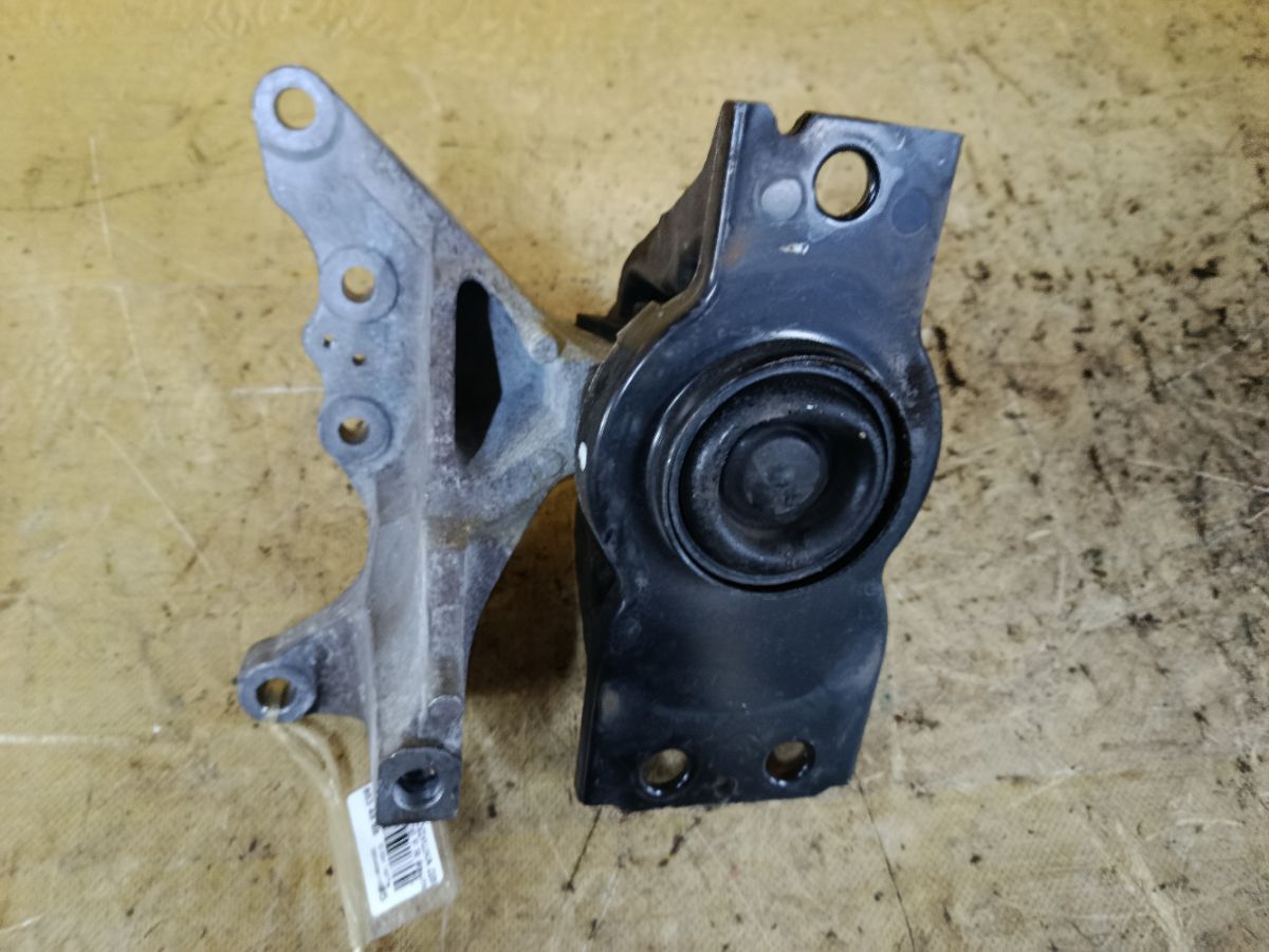 Подушка двигателя на Nissan Serena HC26 MR20DE Фото 3