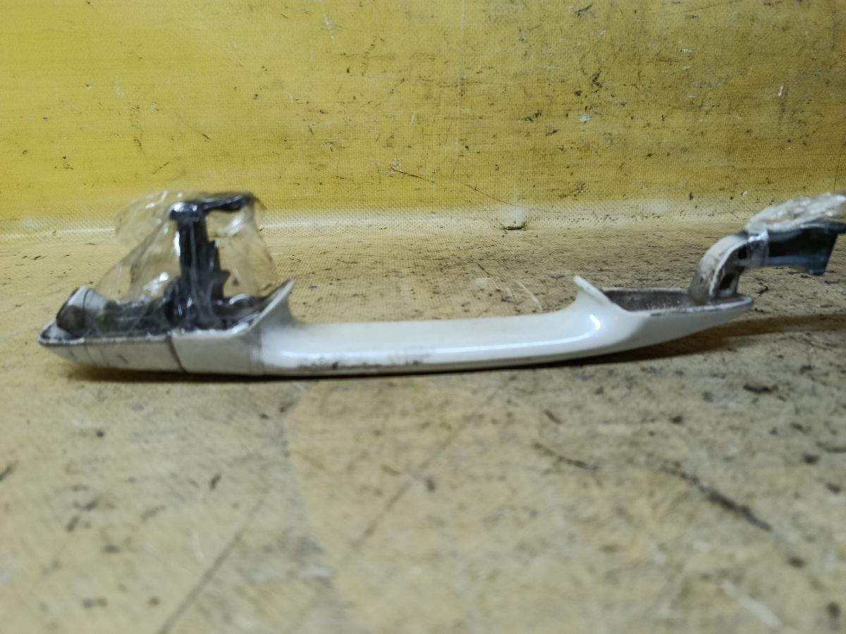 Ручка двери на Toyota Noah AZR60G Фото 2