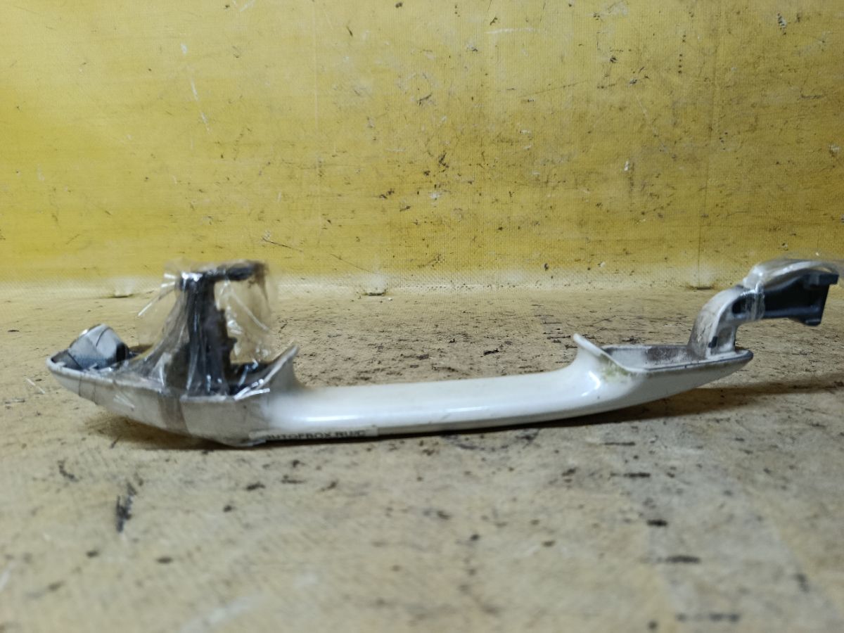 Ручка двери на Toyota Noah AZR60G Фото 2