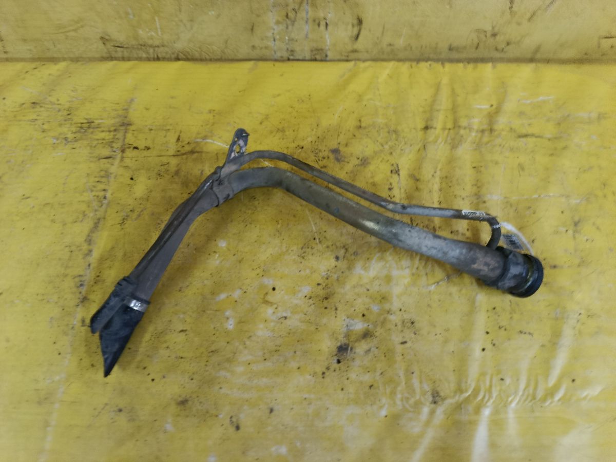 Заливная горловина топливного бака 77201-52050 на Toyota Vitz SCP10 1SZ-FE Фото 1