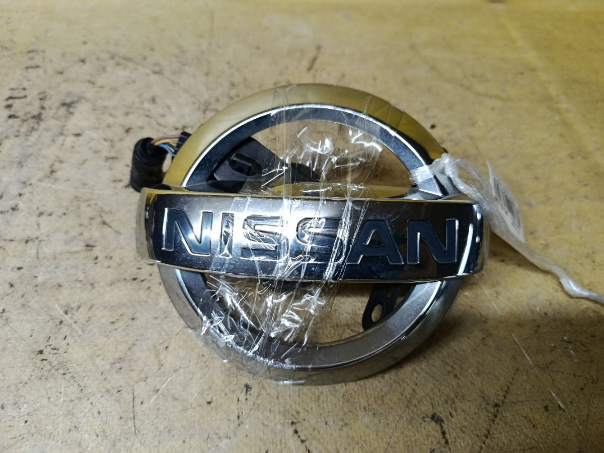 Эмблема 62890-3VA2A, 284F1-3VA1B на Nissan Note E12 HR12DE Фото 2