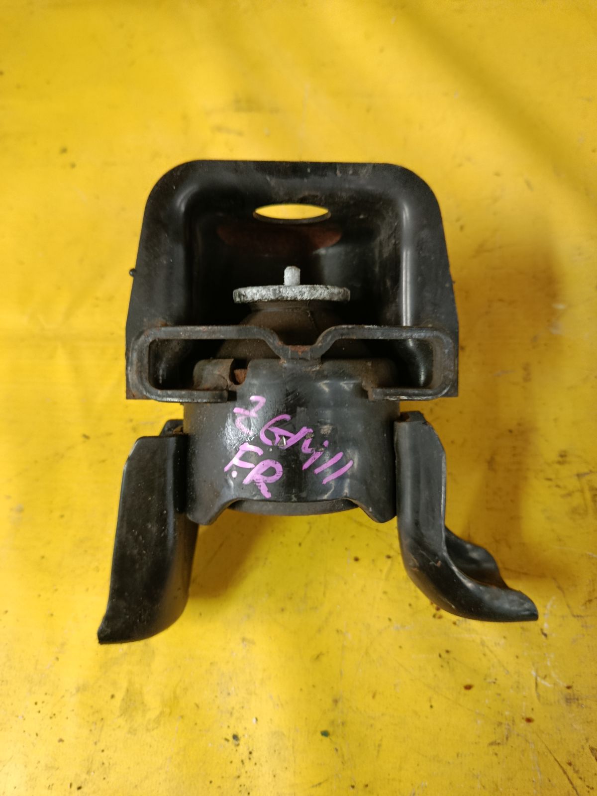 Подушка двигателя 12305-37050 на Toyota Isis ZGM11G 3ZR-FAE Фото 2
