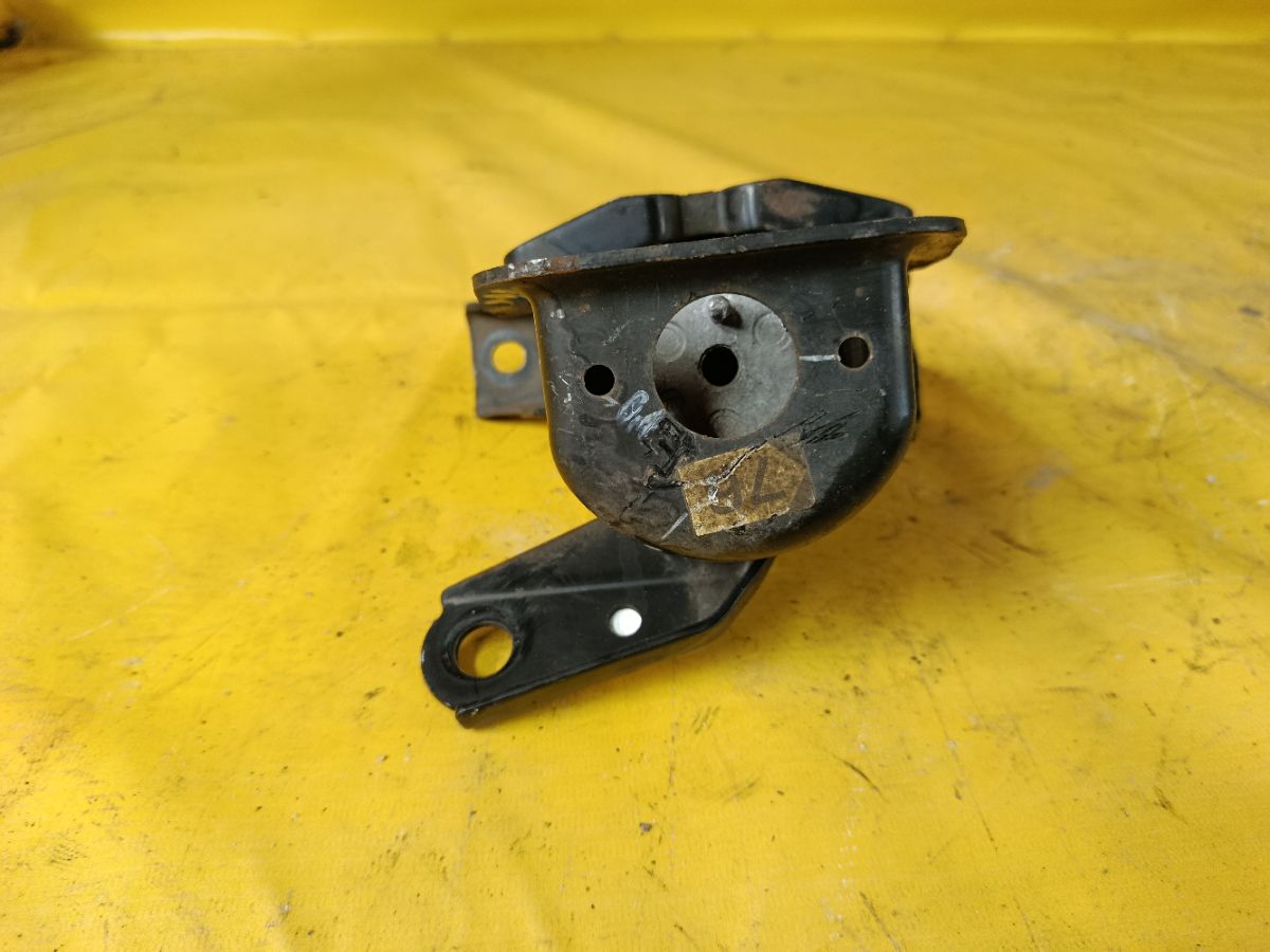 Подушка двигателя 12305-37050 на Toyota Isis ZGM11G 3ZR-FAE Фото 3