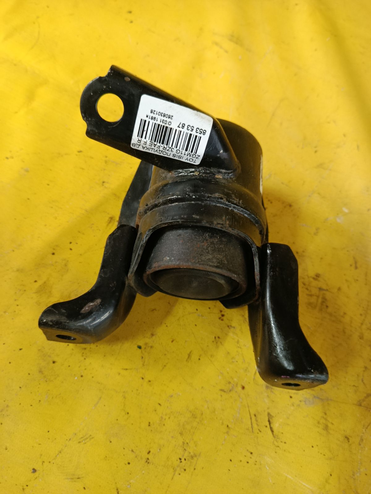 Подушка двигателя 12305-37050 на Toyota Isis ZGM11G 3ZR-FAE Фото 4