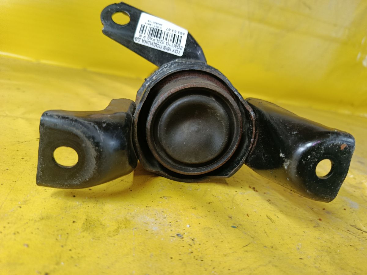 Подушка двигателя 12305-37050 на Toyota Isis ZGM11G 3ZR-FAE Фото 5