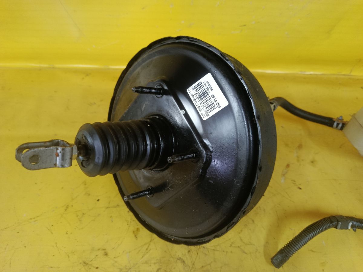 Главный тормозной цилиндр 47201-68010 на Toyota Isis ZGM11G 3ZR-FAE Фото 3