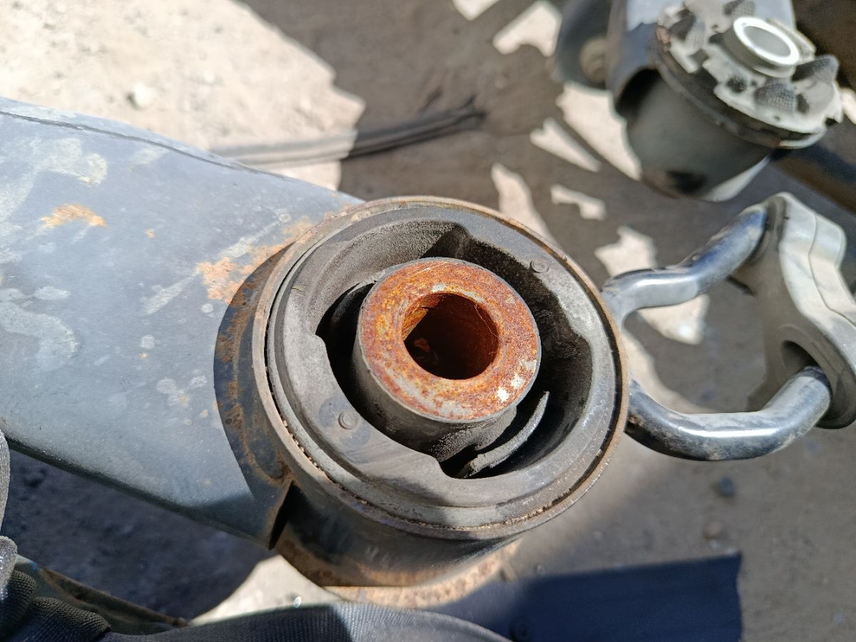 Балка подвески на Nissan Elgrand ME51 VQ25DE Фото 6