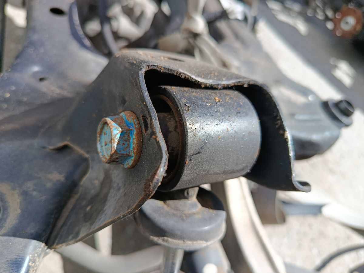 Балка подвески на Nissan X-Trail NT31 MR20DE Фото 4