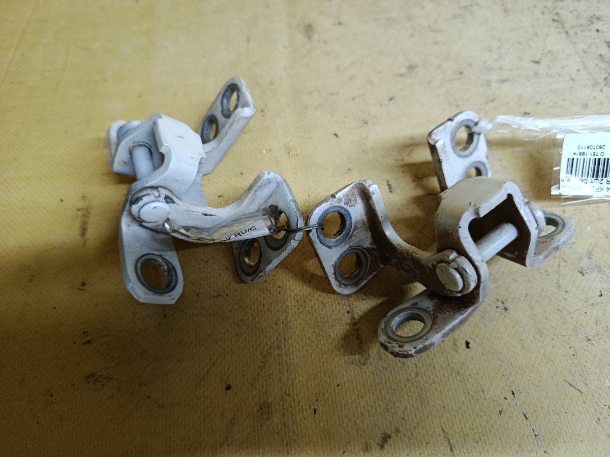 Петля двери шарнирная на Toyota Rav4 ACA31W Фото 1