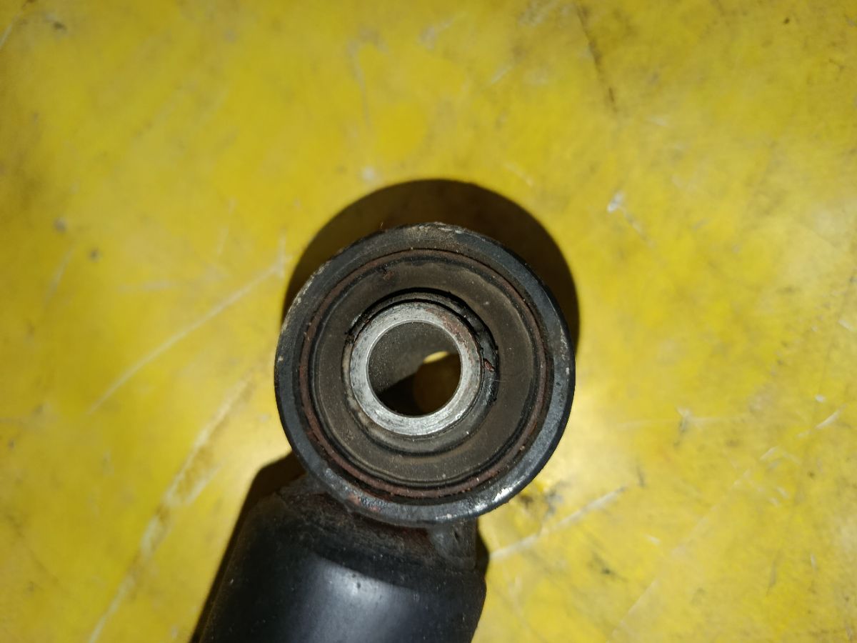 Стойка амортизатора 48510-30822 на Toyota Crown GRS200 4GR-FSE Фото 2
