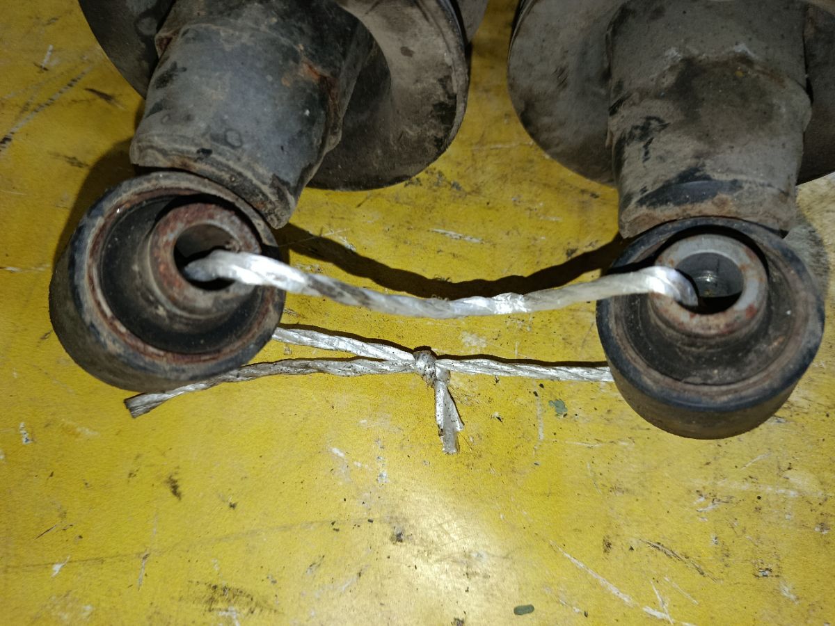 Стойка амортизатора 48530-30880 на Toyota Crown GRS200 4GR-FSE Фото 3