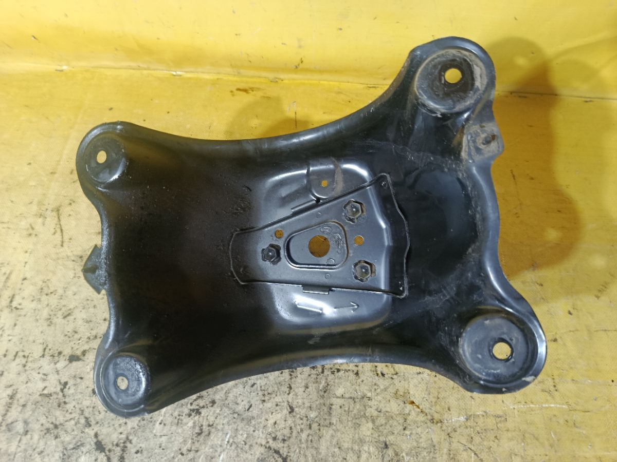 Крепление запасного колеса на Toyota Rav4 ACA31W Фото 2