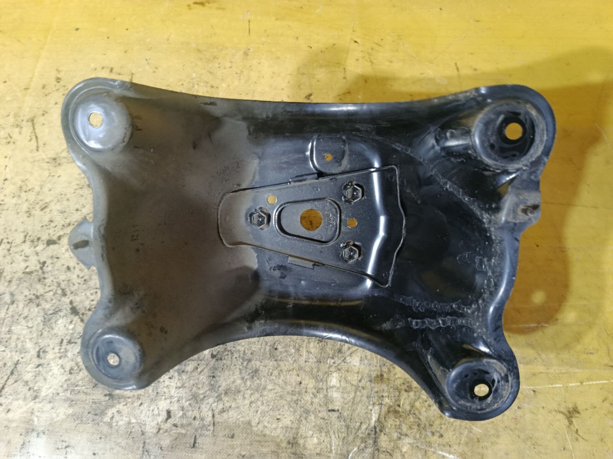 Крепление запасного колеса на Toyota Rav4 ACA31W Фото 2