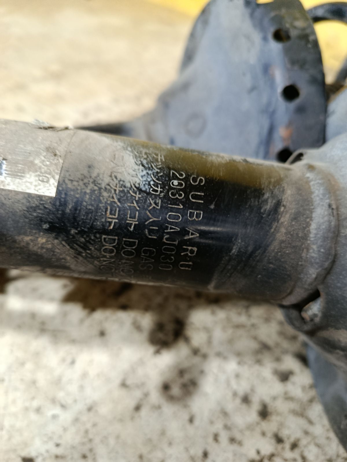 Стойка амортизатора на Subaru Legacy BM9 EJ253 Фото 3