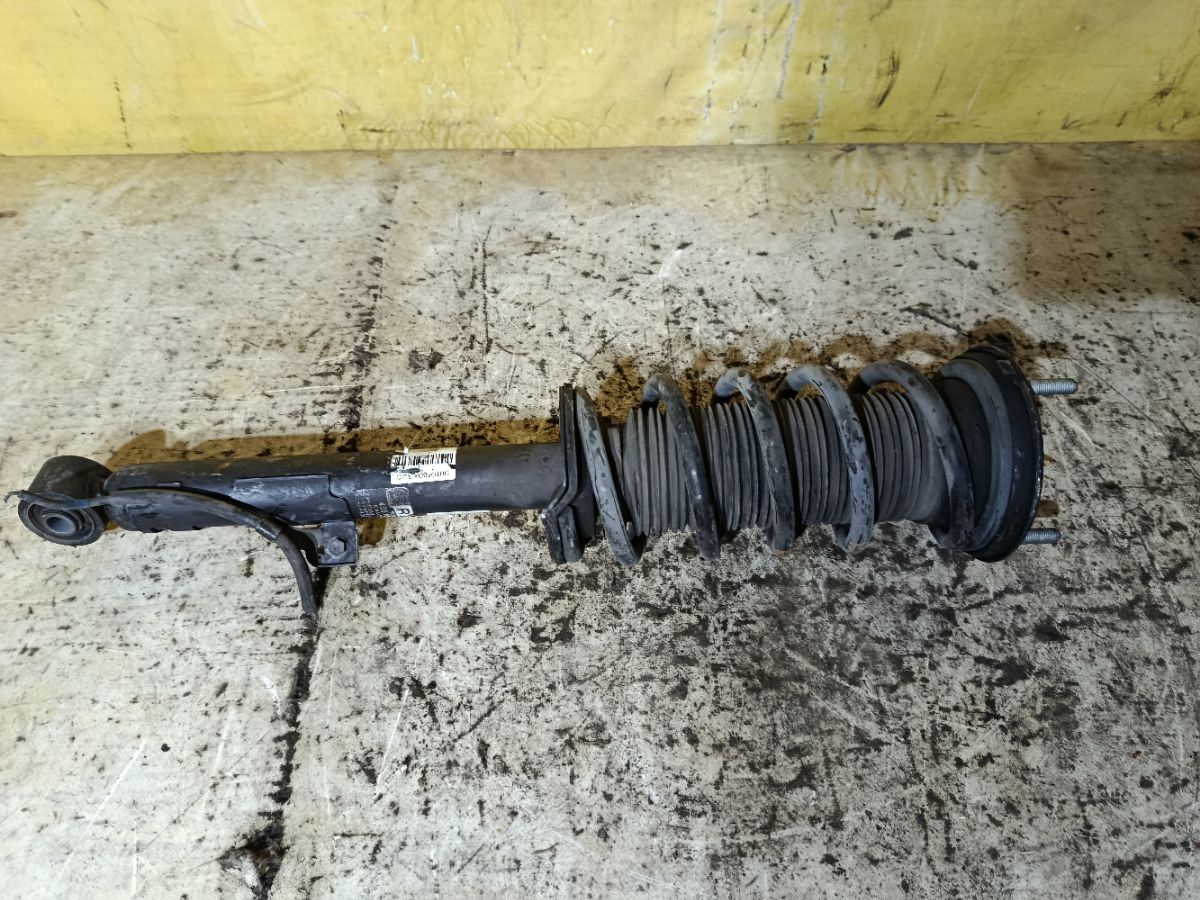 Стойка амортизатора 48510-30D10 на Toyota Crown GRS210 2GR-FSE Фото 1