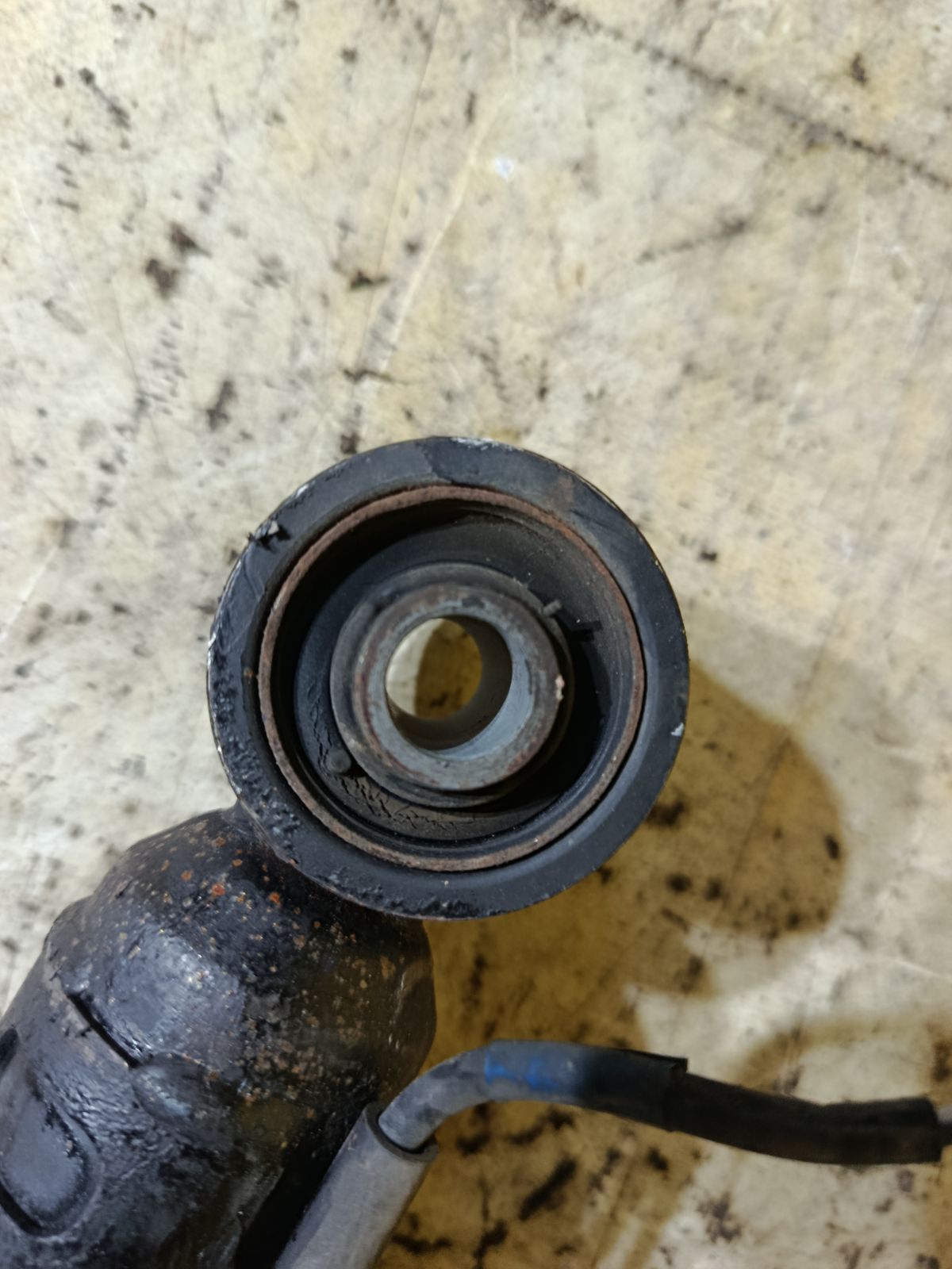 Стойка амортизатора 48510-30D10 на Toyota Crown GRS210 2GR-FSE Фото 2