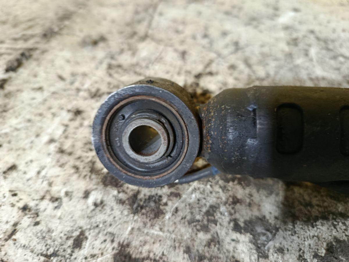 Стойка амортизатора 48520-30710 на Toyota Crown GRS210 2GR-FSE Фото 2