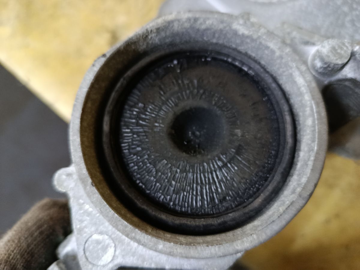 Подушка двигателя на Nissan X-Trail NT31 MR20DE Фото 4