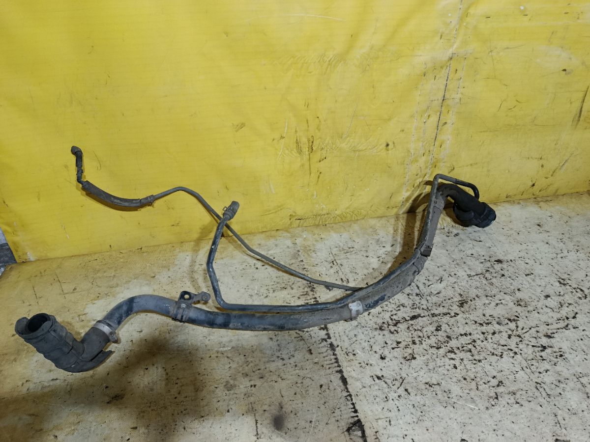 Заливная горловина топливного бака на Toyota Rav4 ACA31W 2AZ-FE Фото 1